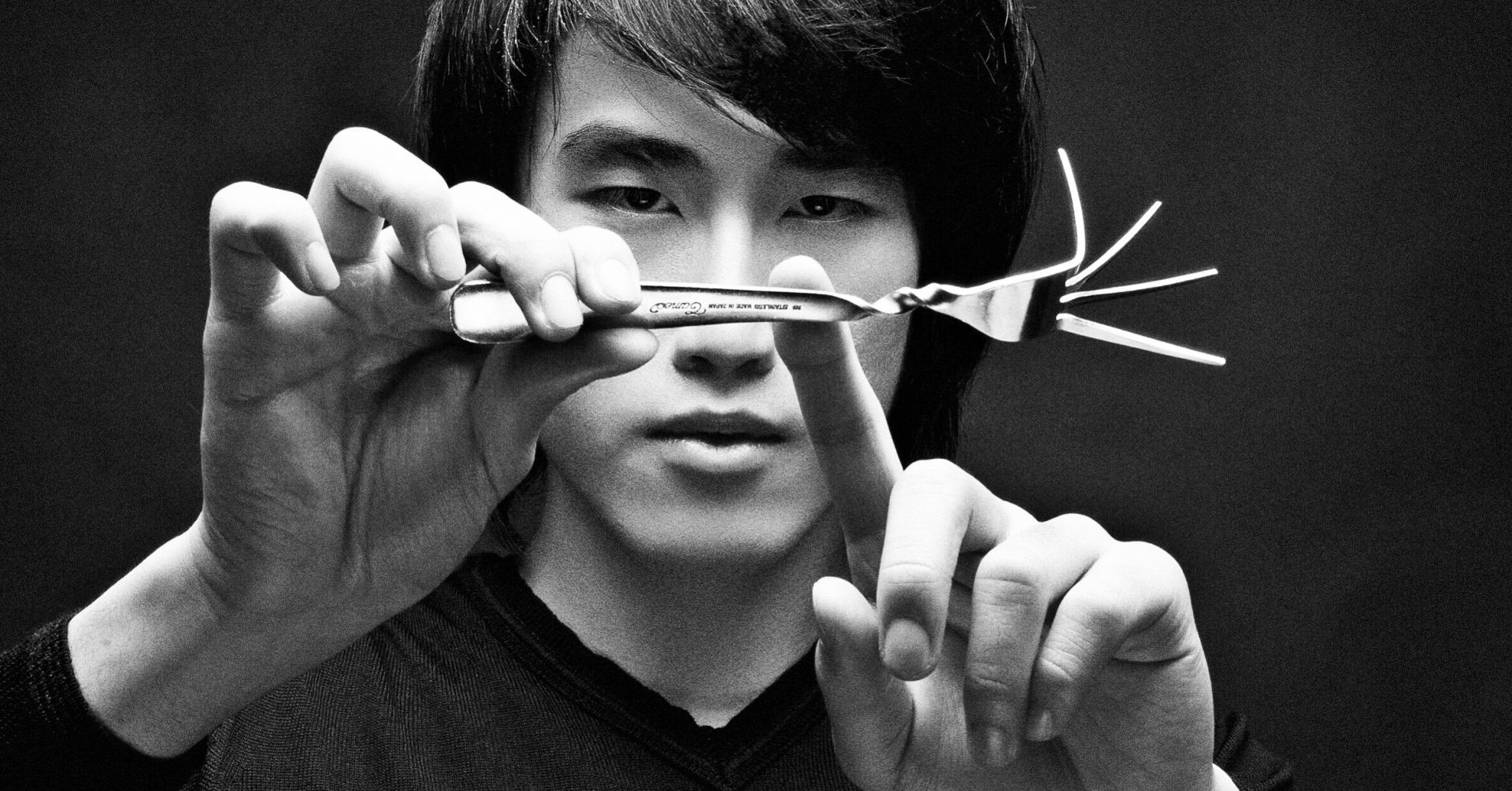Vin Chee bending a fork with his fingertip